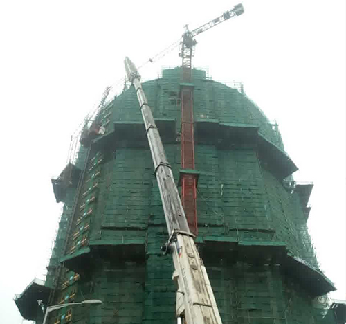 安州吊车在工地上作业